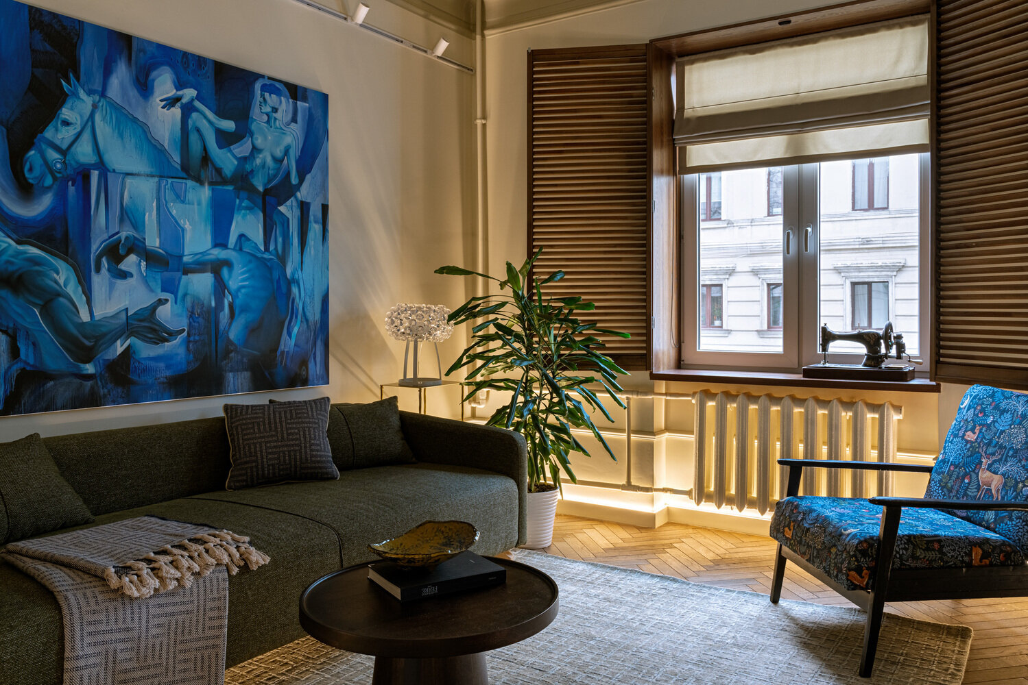 Фотография: Гостиная в стиле Современный, Квартира, Проект дня, Сталинка, 3 комнаты, 40-60 метров, фото интерьера, дизайн интерьера фото, эклектика с элементами винтажа – фото на INMYROOM Фотография: Гостиная в стиле Современный, Квартира, Проект дня, Сталинка, 3 комнаты, 40-60 метров, фото интерьера, дизайн интерьера фото, эклектика с элементами винтажа – фото на INMYROOM