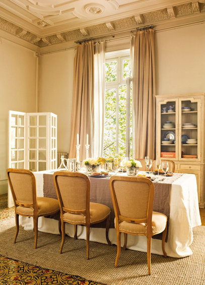 Фотография: Кухня и столовая в стиле Прованс и Кантри, Дом, Дома и квартиры, Большие окна, Лепнина – фото на INMYROOM