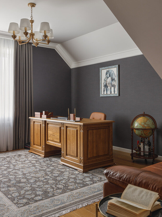 Фотография: Кабинет в стиле Классический, Эклектика, Дом, Проект дня, Дом и дача, Татарстан, Кирпичный дом, 4 и больше, Более 90 метров, современный с элементами классики и роскоши, Зарина Гайворонская – фото на INMYROOM