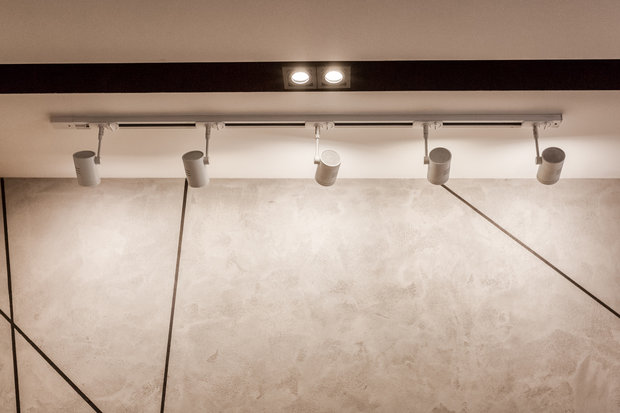 Фотография: Мебель и свет в стиле Лофт, Современный, Квартира, Eames, Gorenje, Проект недели, Москва, Бежевый, Dulux, Желтый, Серый, Декоративная штукатурка, Коричневый, Граффити, SLV, ИКЕА, кирпич в интерьере, кирпичная стена, кирпичная стена в интерьере, идеи перепланировки однушки, перепланировка однокомнатной квартиры, современный интерьер, Roca, Porcelanosa, освещение в спальне, Lightstar, Jacob Delafon, Kermi, Centrsvet, как организовать хранение на небольшом метраже, перепланировка студии, кирпичный клинкер, квартира в современном стиле, сценарии освещения, Grohе, хранение книг в небольшой квартире, перепланировка однушки, современный стиль в интерьере, как из однушки сделать двушку, кирпичная кладка в интерьере, современные сценарии освещения, как создать современный и модный интерьер, керамогранит под дерево, Estetica, интерьер с кирпичной кладкой, декоративное освещение в квартире, Megalux, Valentin, Arline, Italline, Constance Guisse, Terhuerne, Calcebeton, Moorbrand, Виктория Золина, Zi-Design Interiors – фото на INMYROOM