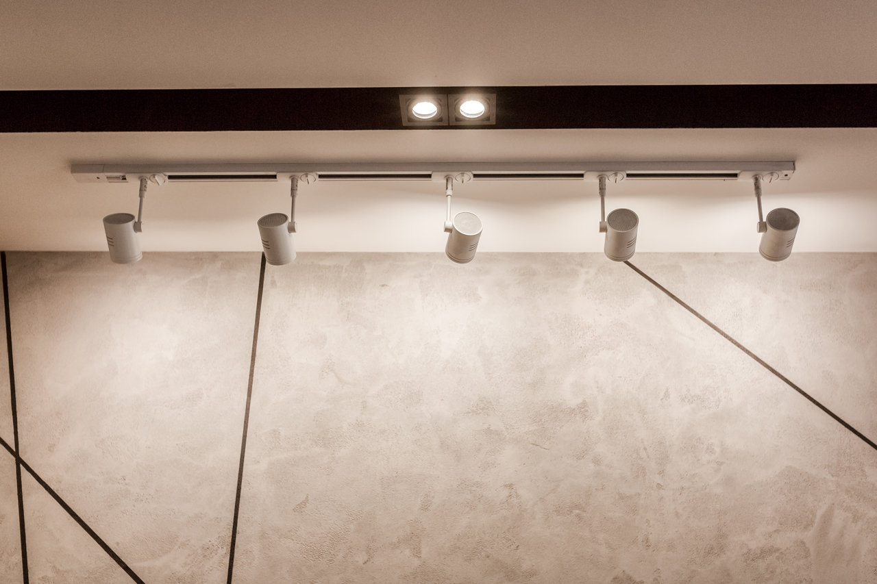 Фотография: Мебель и свет в стиле Лофт, Современный, Квартира, Eames, Gorenje, Проект недели, Москва, Бежевый, Dulux, Желтый, Серый, Декоративная штукатурка, Коричневый, Граффити, SLV, ИКЕА, кирпич в интерьере, кирпичная стена, кирпичная стена в интерьере, идеи перепланировки однушки, перепланировка однокомнатной квартиры, современный интерьер, Roca, Porcelanosa, освещение в спальне, Lightstar, Jacob Delafon, Kermi, Centrsvet, как организовать хранение на небольшом метраже, перепланировка студии, кирпичный клинкер, квартира в современном стиле, сценарии освещения, Grohе, хранение книг в небольшой квартире, перепланировка однушки, современный стиль в интерьере, как из однушки сделать двушку, кирпичная кладка в интерьере, современные сценарии освещения, как создать современный и модный интерьер, керамогранит под дерево, Estetica, интерьер с кирпичной кладкой, декоративное освещение в квартире, Megalux, Valentin, Arline, Italline, Constance Guisse, Terhuerne, Calcebeton, Moorbrand, Виктория Золина, Zi-Design Interiors – фото на INMYROOM