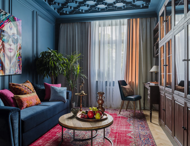 Большая часть мебели, библиотека в кабинете, кровать выполнялись на заказ в столярной мастерской из разных пород дерева: дуб, ясень, сосна. 