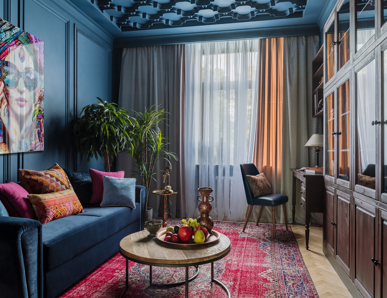 Большая часть мебели, библиотека в кабинете, кровать выполнялись на заказ в столярной мастерской из разных пород дерева: дуб, ясень, сосна. Большая часть мебели, библиотека в кабинете, кровать выполнялись на заказ в столярной мастерской из разных пород дерева: дуб, ясень, сосна.