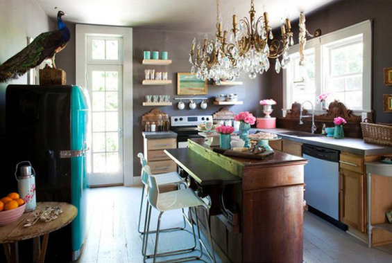 Фотография: Кухня и столовая в стиле Прованс и Кантри, Интерьер комнат, SMEG, Цвет в интерьере, Бирюзовый – фото на INMYROOM Фотография: Кухня и столовая в стиле Прованс и Кантри, Интерьер комнат, SMEG, Цвет в интерьере, Бирюзовый – фото на INMYROOM
