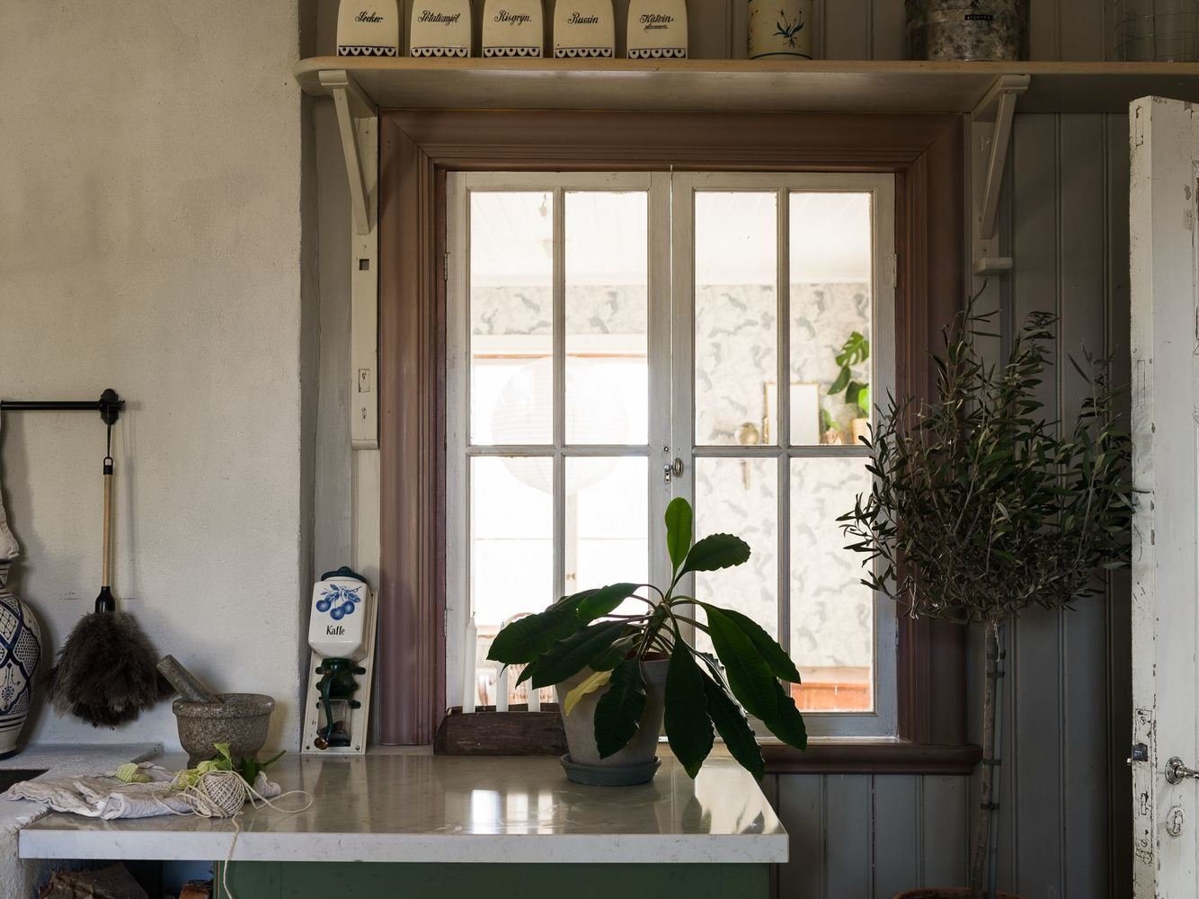 Фотография: Кухня и столовая в стиле Прованс и Кантри, Скандинавский, Эклектика, Дом, Швеция, Дача, Дом и дача, 4 и больше – фото на INMYROOM Фотография: Кухня и столовая в стиле Прованс и Кантри, Скандинавский, Эклектика, Дом, Швеция, Дача, Дом и дача, 4 и больше – фото на INMYROOM