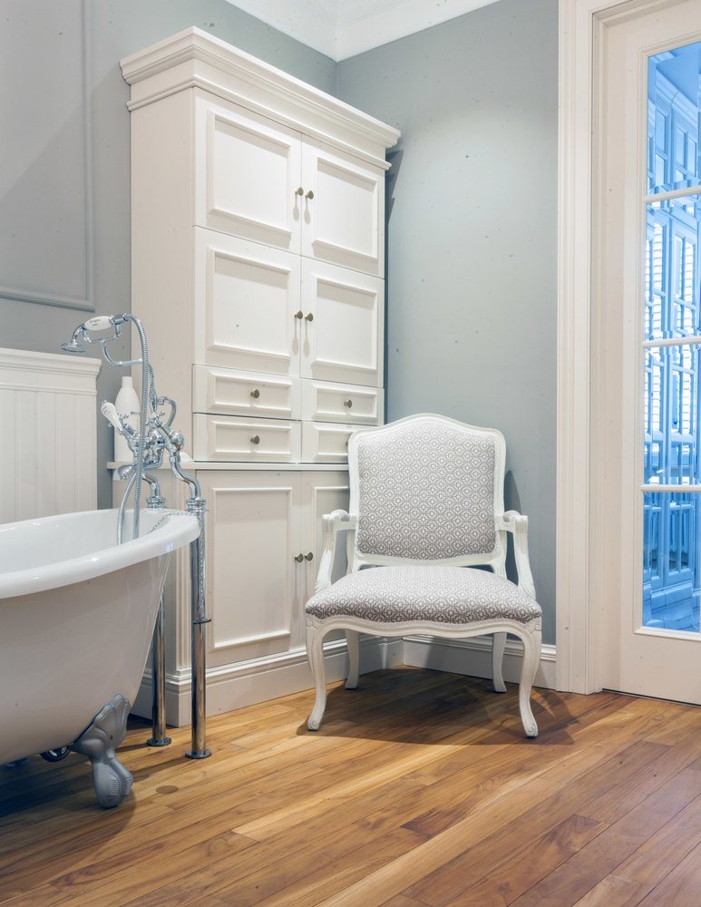 Фотография: в стиле , Классический, Эклектика, Дом, Россия, Restoration Hardware, Белый, Проект недели, Черный, Москва, Красный, Dulux, Серый, Коричневый, Никита Морозов, интерьер загородного дома, Possoni, Arte Veneziana S.r.l, Traditional Bathrooms, Devon & Devon, Casa d'Arte Paoletti, Old Wood, Roche Bobois, Stovax William IV, как обустроить загородный дом, классический стиль в интерьере, камин в гостиной, Таунхаус – фото на INMYROOM