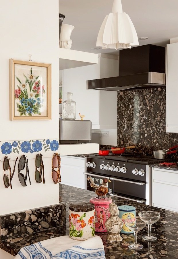 Фотография: Кухня и столовая в стиле Прованс и Кантри, Скандинавский, Современный, Эклектика, Декор интерьера, Интерьер комнат, Цвет в интерьере, Проект недели, Стены, Тема месяца – фото на INMYROOM