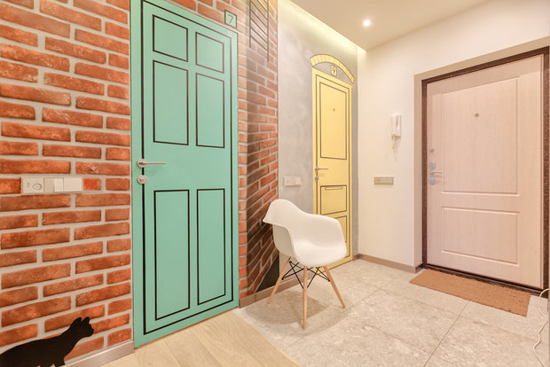 Фотография: Прихожая в стиле Современный, Квартира, Eames, Gorenje, Проект недели, Москва, Бежевый, Dulux, Желтый, Серый, Декоративная штукатурка, Коричневый, Граффити, SLV, ИКЕА, кирпич в интерьере, кирпичная стена, кирпичная стена в интерьере, идеи перепланировки однушки, перепланировка однокомнатной квартиры, современный интерьер, Roca, Porcelanosa, освещение в спальне, Lightstar, Jacob Delafon, Kermi, Centrsvet, как организовать хранение на небольшом метраже, перепланировка студии, кирпичный клинкер, квартира в современном стиле, сценарии освещения, Grohе, хранение книг в небольшой квартире, перепланировка однушки, современный стиль в интерьере, как из однушки сделать двушку, кирпичная кладка в интерьере, современные сценарии освещения, как создать современный и модный интерьер, керамогранит под дерево, Estetica, интерьер с кирпичной кладкой, декоративное освещение в квартире, Megalux, Valentin, Arline, Italline, Constance Guisse, Terhuerne, Calcebeton, Moorbrand, Виктория Золина, Zi-Design Interiors – фото на INMYROOM