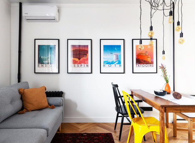 Для обеденного стола купили очень простую недорогую модель ИКЕА в цвете натуральной березы без отделки и уже на объекте столярные мастера покрыли его лаком, чтобы тонировать в нужный оттенок и вписать в общую палитру интерьера.