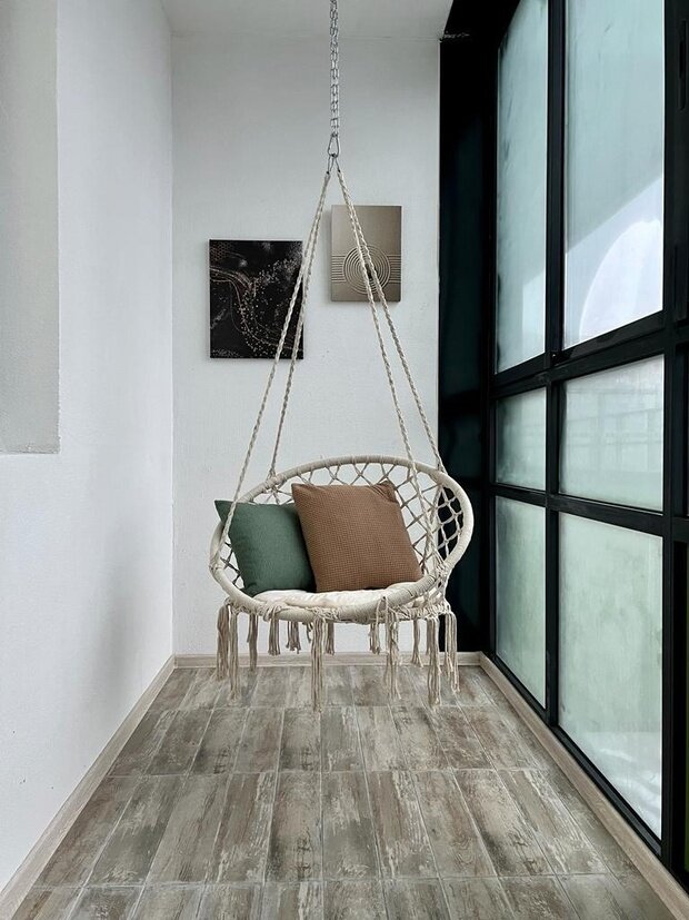Интерьер балкона в стиле бохо с подвесным креслом