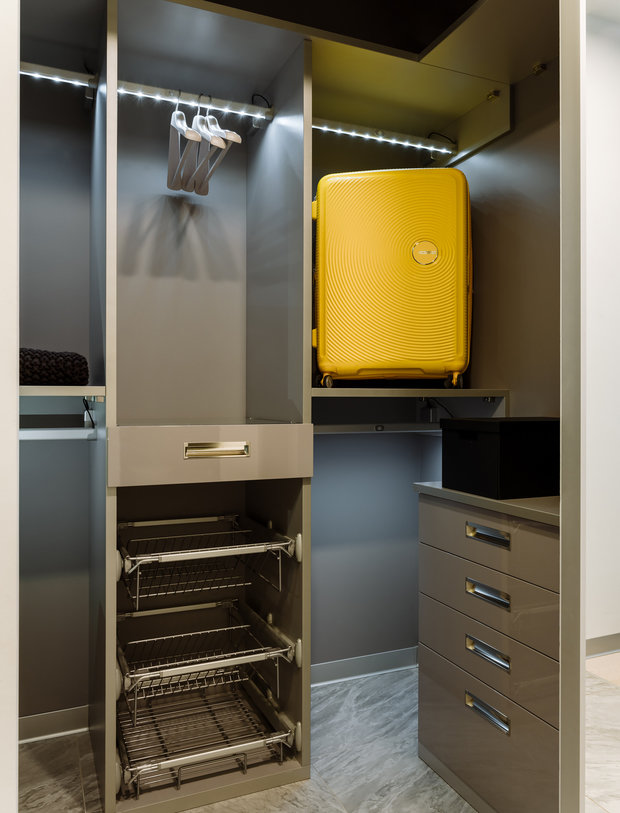 Фотография: Гардеробная в стиле Современный, Эклектика, Квартира, Проект недели, Москва, 4 и больше, Более 90 метров, Индивидуальный проект, Екатерина Ялалтынова, Ольга Шангина, Бюро 9, Екатерина Наумова – фото на INMYROOM