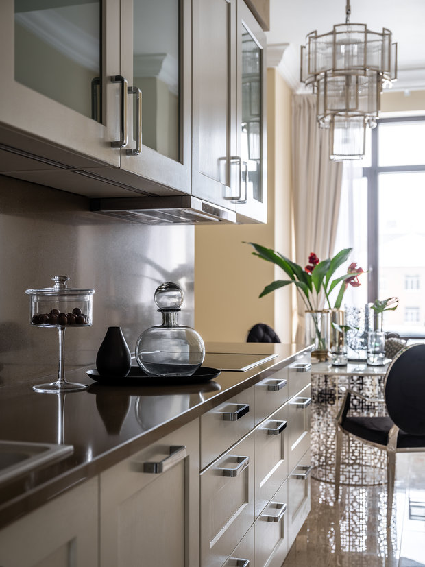 Фотография: Кухня и столовая в стиле Классический, Современный, Эклектика, Квартира, Проект недели, Москва, Более 90 метров, Юлия Бортневская – фото на INMYROOM