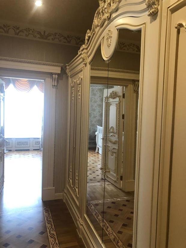 Интерьер прихожей в классическом стиле с зеркальным шкафом и лепниной