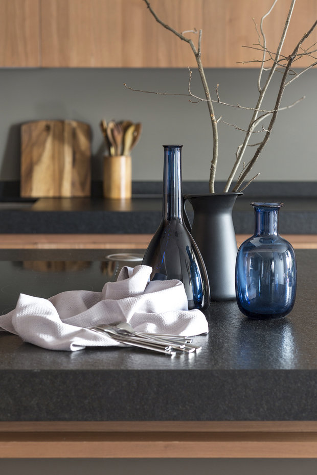 Интерьер кухни в современном стиле с элементами минимализма