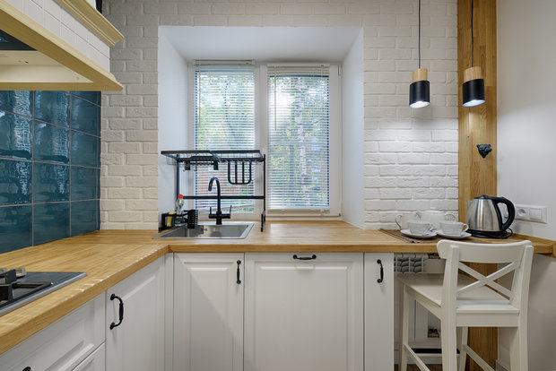 Чтобы разместить мойку и посудомоечную машину у окна, демонтировали так называемый хрущевский холодильник под подоконником.