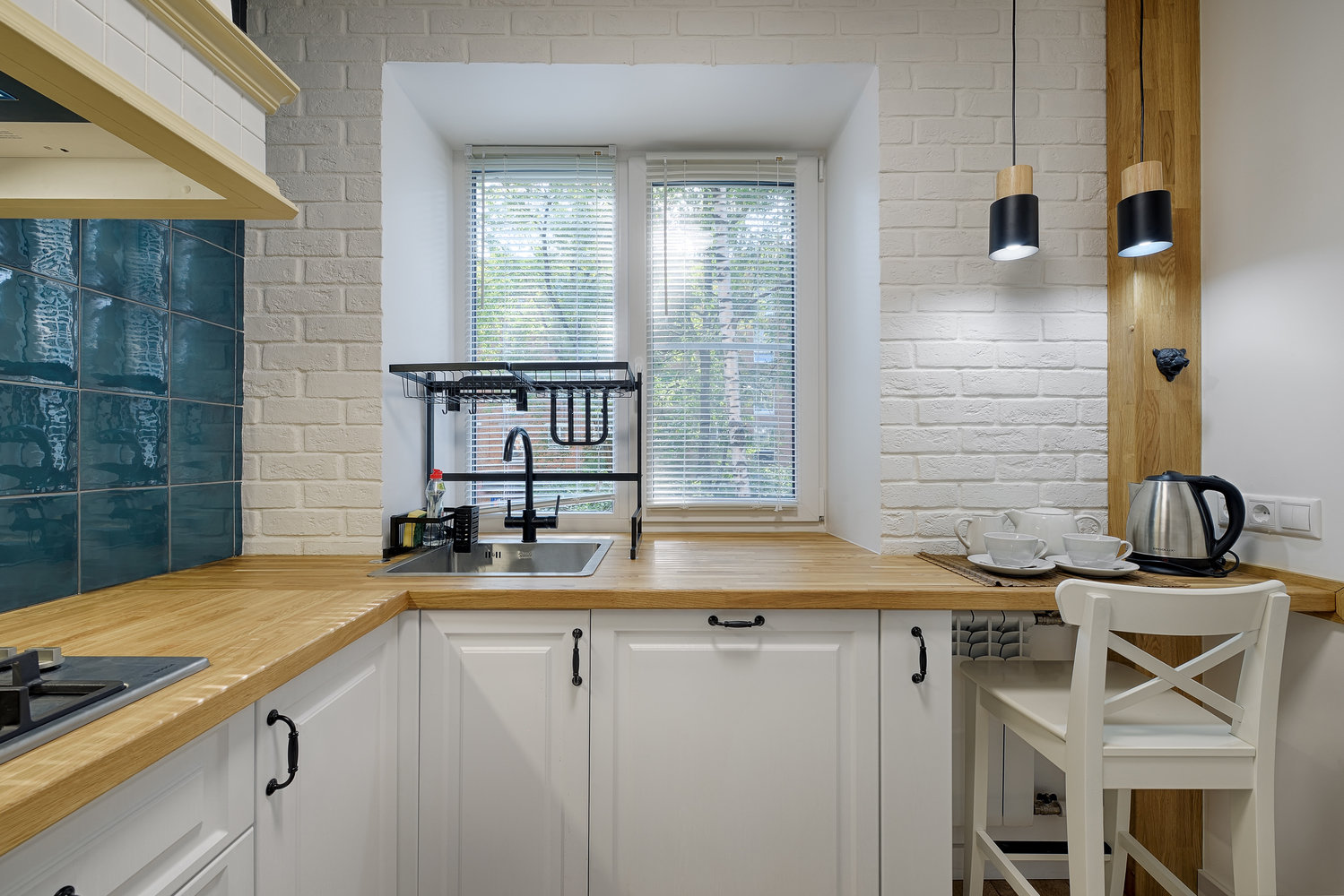 Чтобы разместить мойку и посудомоечную машину у окна, демонтировали так называемый хрущевский холодильник под подоконником. Чтобы разместить мойку и посудомоечную машину у окна, демонтировали так называемый хрущевский холодильник под подоконником.