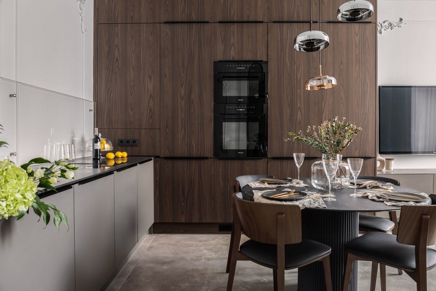 Большие пеналы изначально планировались в шпоне ореха, что делало стоимость этой конструкции достаточно внушительной. В качестве альтернативы мы предложили заказчику имитацию этого шпона в исполнении Egger. Визуально он выглядит неплохо, имея благородный холодный подтон, а также он не подвержен появлению желтизны, как натуральный шпон. Ну и стоимость в два раза дешевле — заказчик остался доволен. Большие пеналы изначально планировались в шпоне ореха, что делало стоимость этой конструкции достаточно внушительной. В качестве альтернативы мы предложили заказчику имитацию этого шпона в исполнении Egger. Визуально он выглядит неплохо, имея благородный холодный подтон, а также он не подвержен появлению желтизны, как натуральный шпон. Ну и стоимость в два раза дешевле — заказчик остался доволен.