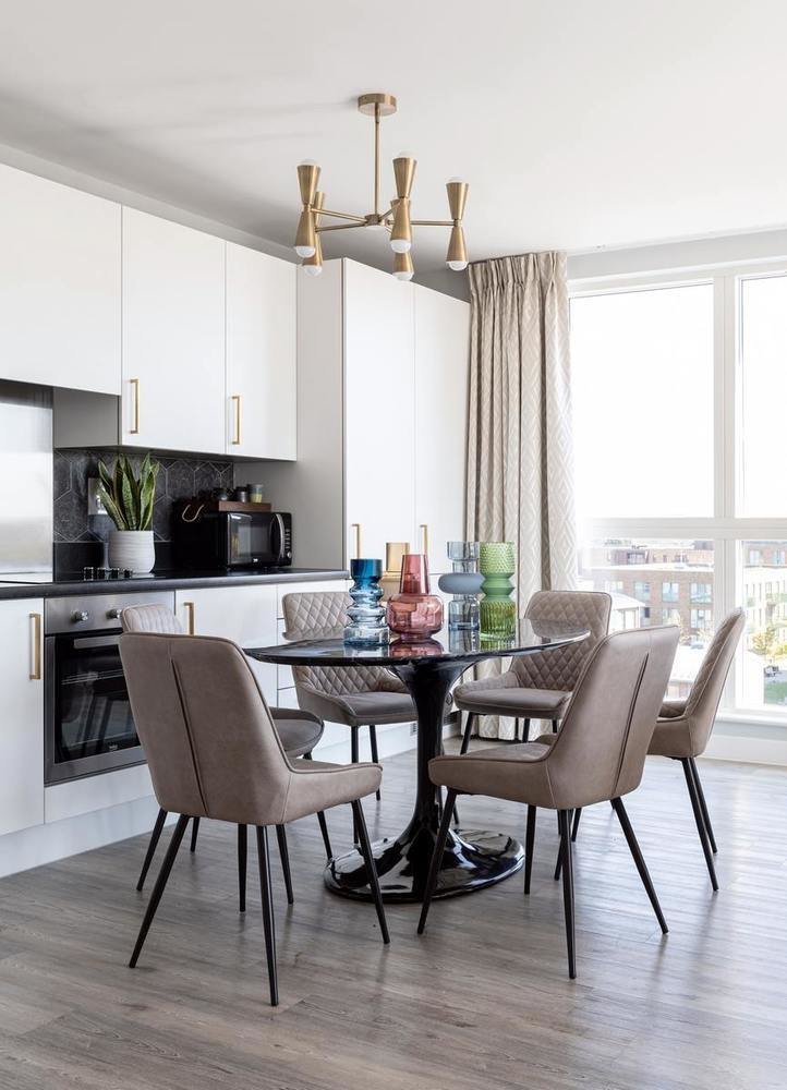 Кухня уже была в квартире, поменяли лишь хромированные ручки на латунные, добавили кухонный фартук из плитки и перекрасили стены. Кухня уже была в квартире, поменяли лишь хромированные ручки на латунные, добавили кухонный фартук из плитки и перекрасили стены.