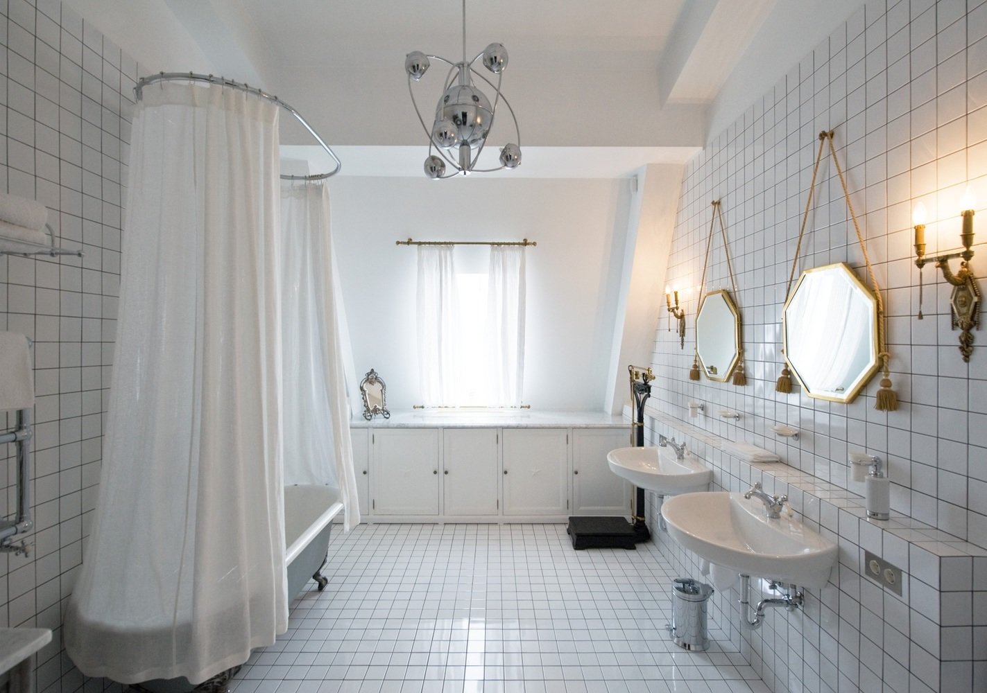 Фотография: Ванная в стиле , Интерьер комнат, Цвет в интерьере, Белый, Проект недели, Ар-деко – фото на INMYROOM