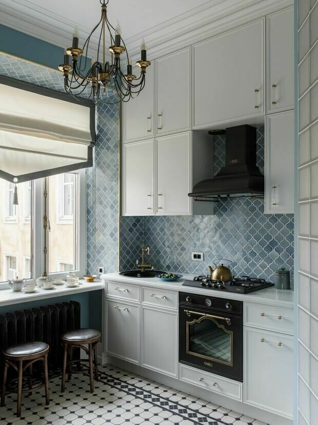 Кухонный фартук из плитки ручной работы продлили на оконные откосы, получилось роскошно и очень красиво.