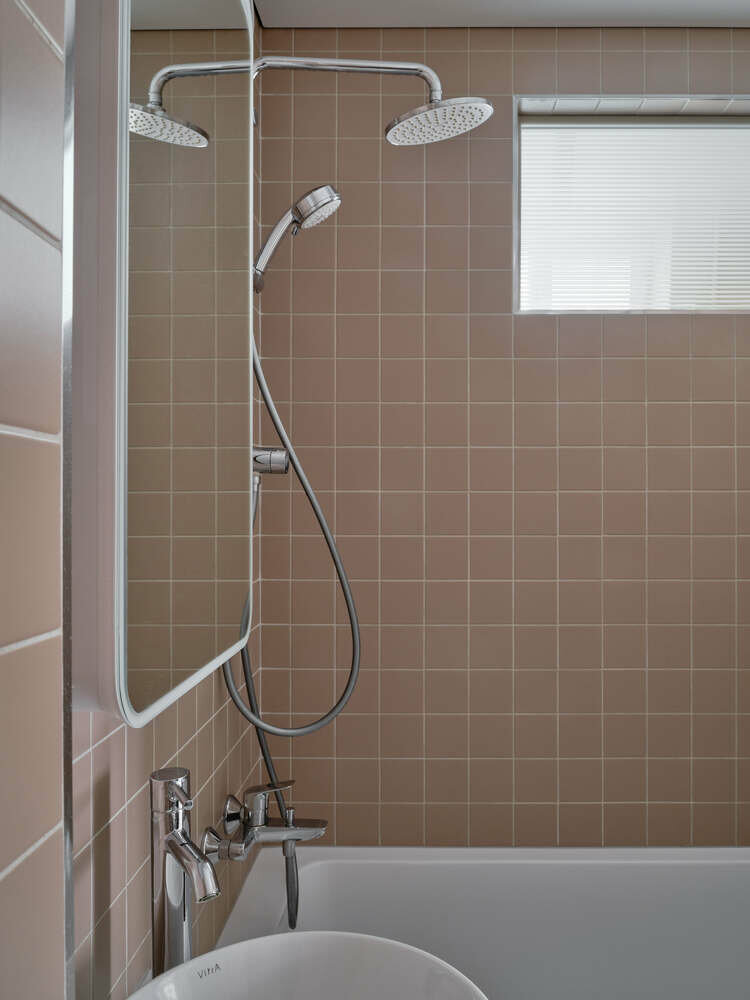 Фотография: Ванная в стиле Современный, Минимализм, Малогабаритная квартира, Квартира, Проект недели, Москва, Хрущевка, Кирпичный дом, 2 комнаты, до 40 метров, Надежда Полякова – фото на INMYROOM Фотография: Ванная в стиле Современный, Минимализм, Малогабаритная квартира, Квартира, Проект недели, Москва, Хрущевка, Кирпичный дом, 2 комнаты, до 40 метров, Надежда Полякова – фото на INMYROOM