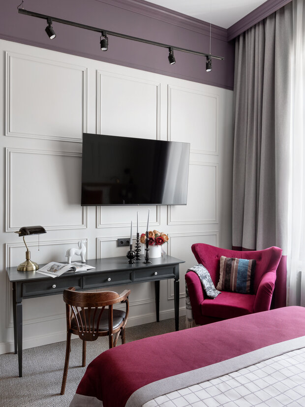 Консоли и тумбы выполнены на заказ в столярной мастерской по эскизам дизайнера.