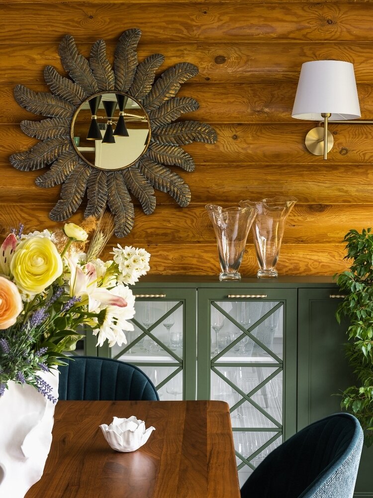 На кухне появилось красивое зеркало: напоминая солнце, оно стало символом проекта. Солнце символизирует жизненную силу, страсть, храбрость и вечную молодость.