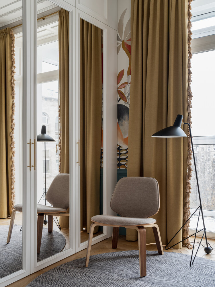 Шкафы в спальне оформили зеркальными панелями, они расширяют пространство и маскируют большие системы хранения. Шкафы в спальне оформили зеркальными панелями, они расширяют пространство и маскируют большие системы хранения.