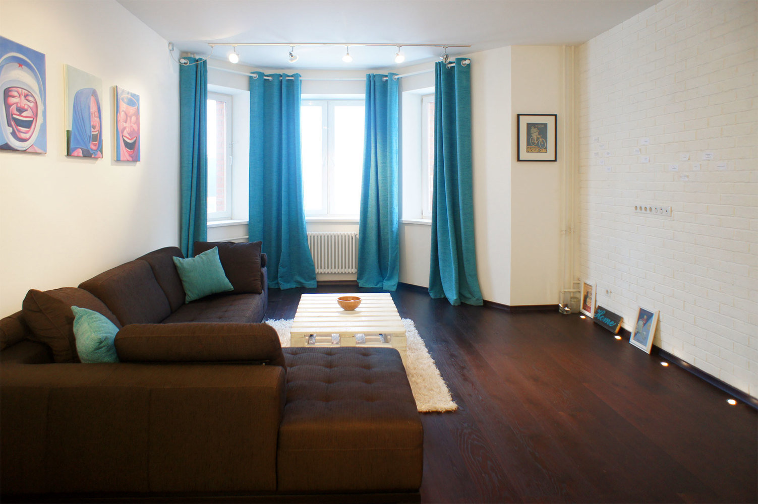 Фотография: Гостиная в стиле Современный, Скандинавский, Эклектика, Квартира, Белый, Проект недели, Голубой, Интервью – фото на INMYROOM