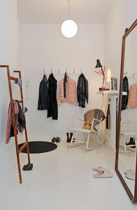 Фотография: Прихожая в стиле Скандинавский, Аксессуары, Декор, Мебель и свет, Советы, Белый, белая комната, идеи для белой прихожей – фото на INMYROOM