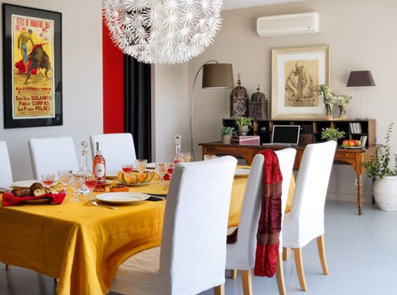 Фотография: Кухня и столовая в стиле Восточный, Эклектика, Дом, Франция, Цвет в интерьере, Дома и квартиры, Минимализм, Стены, Красный, Зеркало – фото на INMYROOM