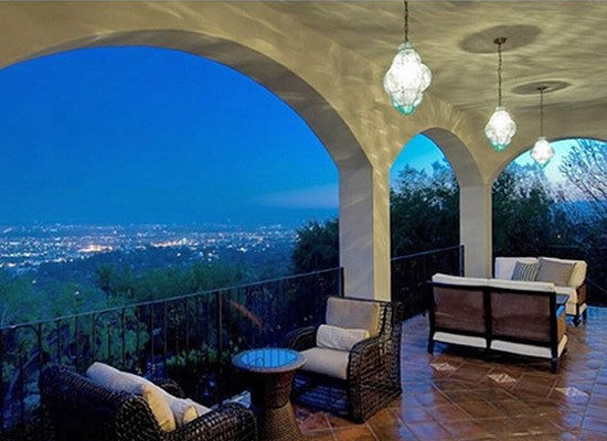 Фотография: Терраса в стиле Восточный, Спальня, Дом, Цвет в интерьере, Дома и квартиры, Интерьеры звезд, Белый, Камин – фото на INMYROOM