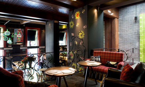 Фотография: Прочее в стиле Прованс и Кантри, Эклектика, Декор интерьера, Дома и квартиры, Городские места, Барселона, Люстра, Плитка, Ресторан, Бар – фото на INMYROOM