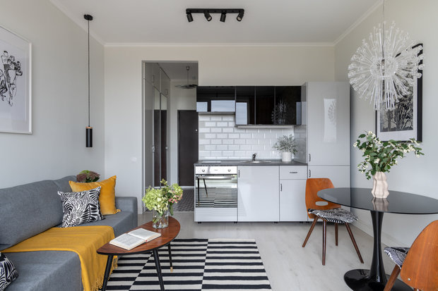 В квартире установлена стандартная кухня ИКЕА МЕТОД с фасадами РИНГУЛЬТ светло-серого цвета и ЮНИС черное стекло. На кухне есть плита с духовкой, раковина, холодильник. Предполагается, что потенциальный арендатор не будет много готовить.