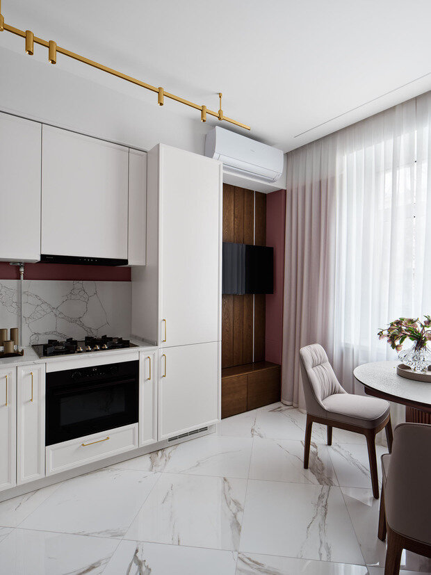 Фотография: Кухня и столовая в стиле Современный, Квартира, Проект дня, Москва, Сталинка, 3 комнаты, Более 90 метров, Анастасия Уфимцева – фото на INMYROOM