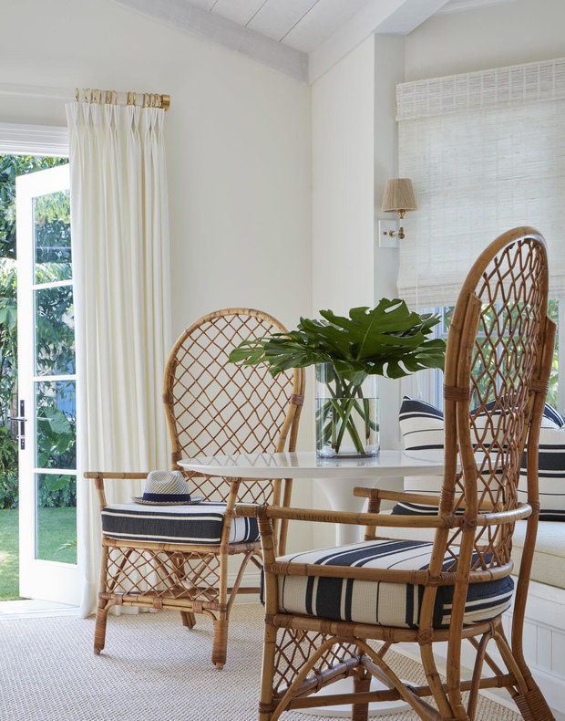 Фотография: Терраса в стиле Эклектика, Дом, Советы, Дача, как оформить дом, REHAU, как увеличить маленький дом, как оформить дачу – фото на INMYROOM