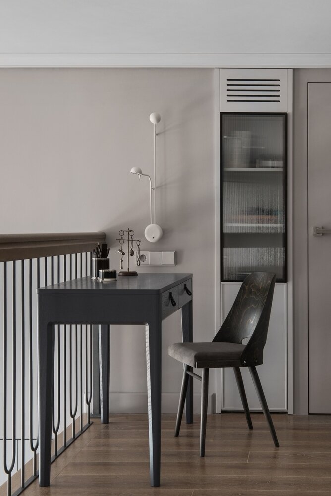 К рабочему столу на антресоли встал отреставрированный винтажный стул из комплекта, имевшегося у хозяйки. К рабочему столу на антресоли встал отреставрированный винтажный стул из комплекта, имевшегося у хозяйки.