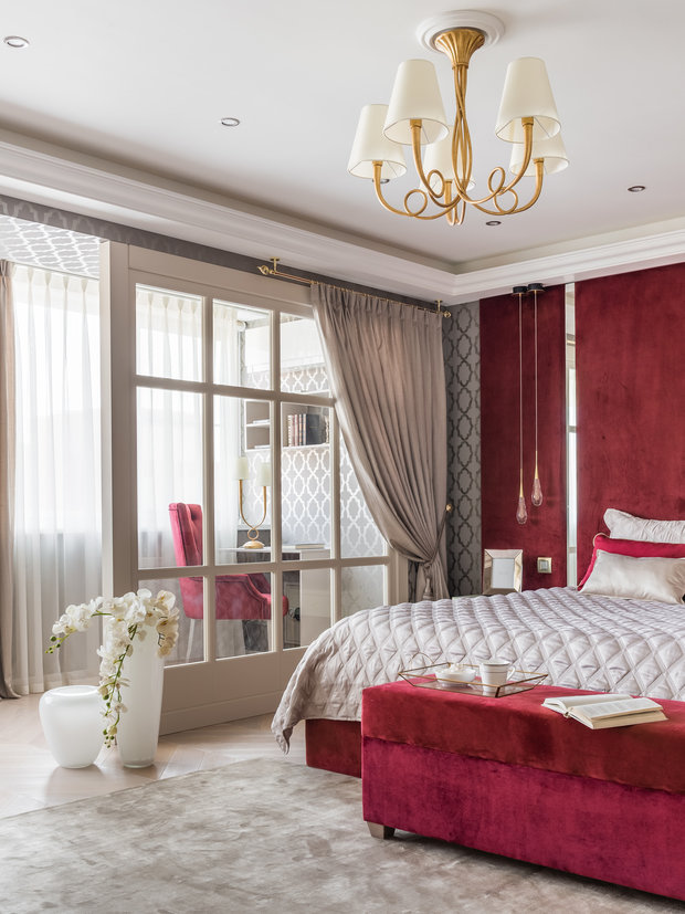 Яркий солнечный свет в комнате регулируется электрическими рулонными шторами, при желании можно создать приятную темную атмосферу одним нажатием кнопки на выключателе.