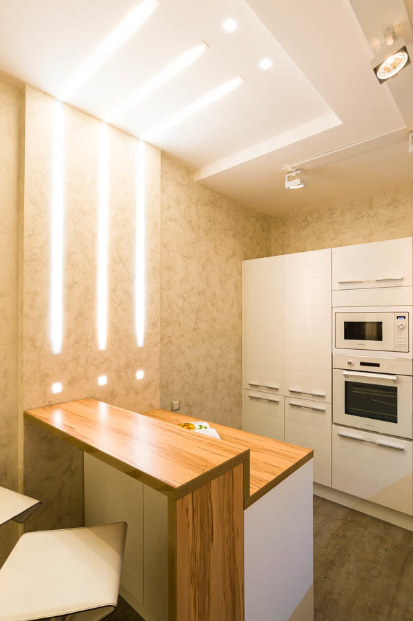 Фотография: Кухня и столовая в стиле Минимализм, Квартира, Россия, iM, Белый, Проект недели, Бежевый, Серый, Сочи, Caparol, Рыжий кот, Marbel, Ax Citterio, Wall and Deco, Map, Tonin Casa, Tomasella, Bubble Chair, Елена Туйсузян, Креазон, как оформить трешку, гардероб в спальне, стеклянный пол в комнате – фото на INMYROOM