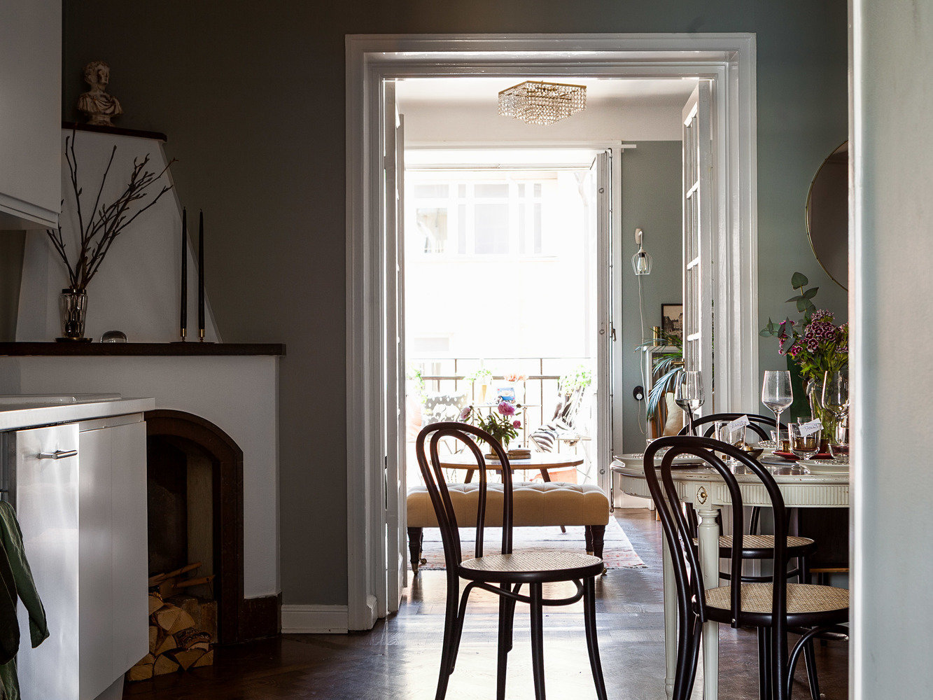 Фотография: Кухня и столовая в стиле Скандинавский, Гостиная, Спальня, Эклектика, Декор интерьера, Квартира, Швеция, Декор, Зеленый, Стокгольм, как создать уютную атмосферу, как обустроить двухкомнатную квартиру, 2 комнаты, 40-60 метров, как сочетать орнаменты – фото на INMYROOM