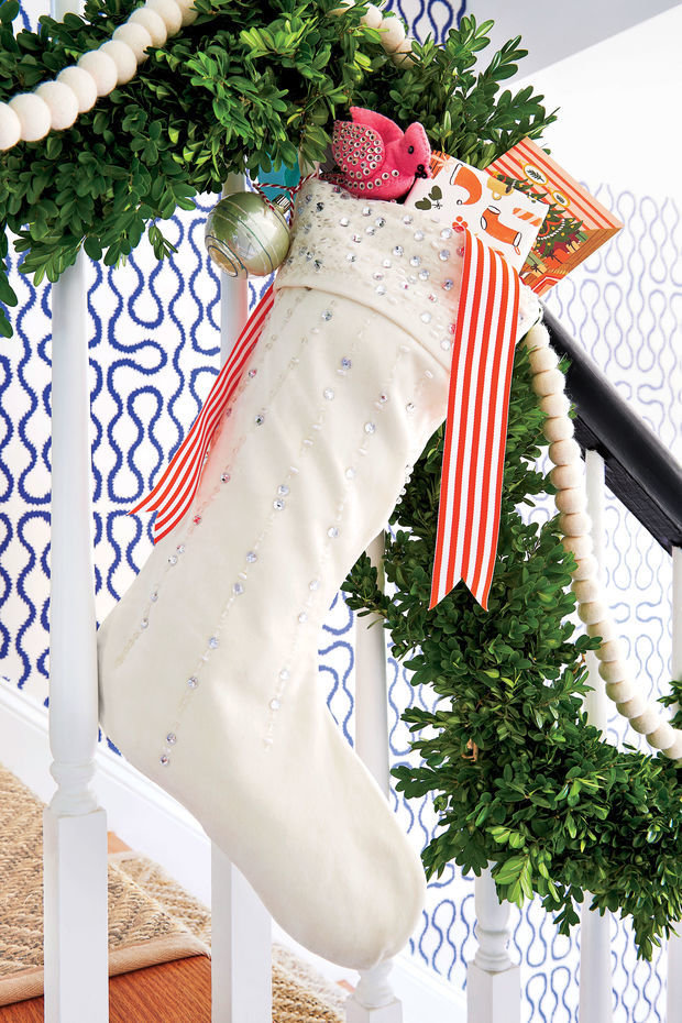 Фотография: Декор в стиле Прованс и Кантри, Декор интерьера, Дом, США, Аксессуары, Новый Год, Красный, Дом и дача, как украсить интерьер к новому году – фото на INMYROOM