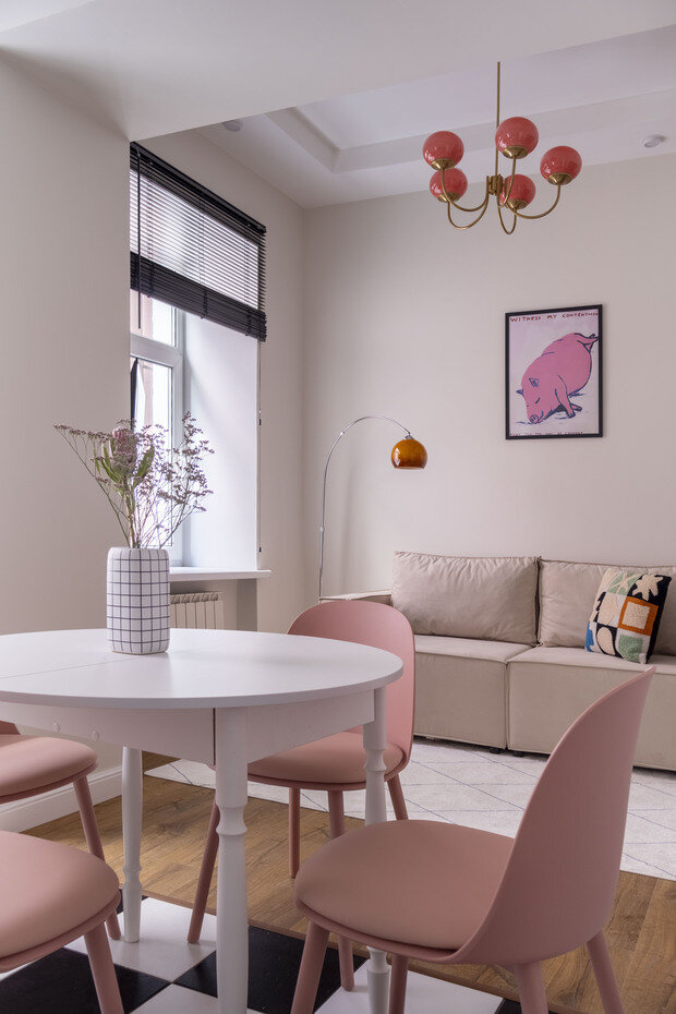 Фотография: Гостиная в стиле Современный, Эклектика, Квартира, Проект дня, Санкт-Петербург, Кирпичный дом, 2 комнаты, 60-90 метров, современный с элементами минимализма и арт-деко, Постели Ковёр – фото на INMYROOM