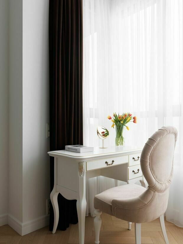 Фотография: Спальня в стиле Классический, Современный, Квартира, Проект дня, Москва, 2 комнаты, 60-90 метров, современный с элементами классики и роскоши, современный с элементами неоклассики, Ксения Луб – фото на INMYROOM