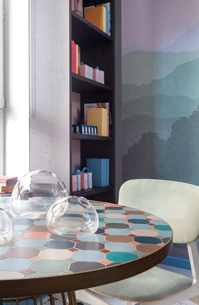 Удачной находкой стал столик испанской фабрики с живописной мозаичной столешницей, которая своим мерцанием оттенков переносит то ли в марокканский дворик, то ли на средиземноморское побережье.