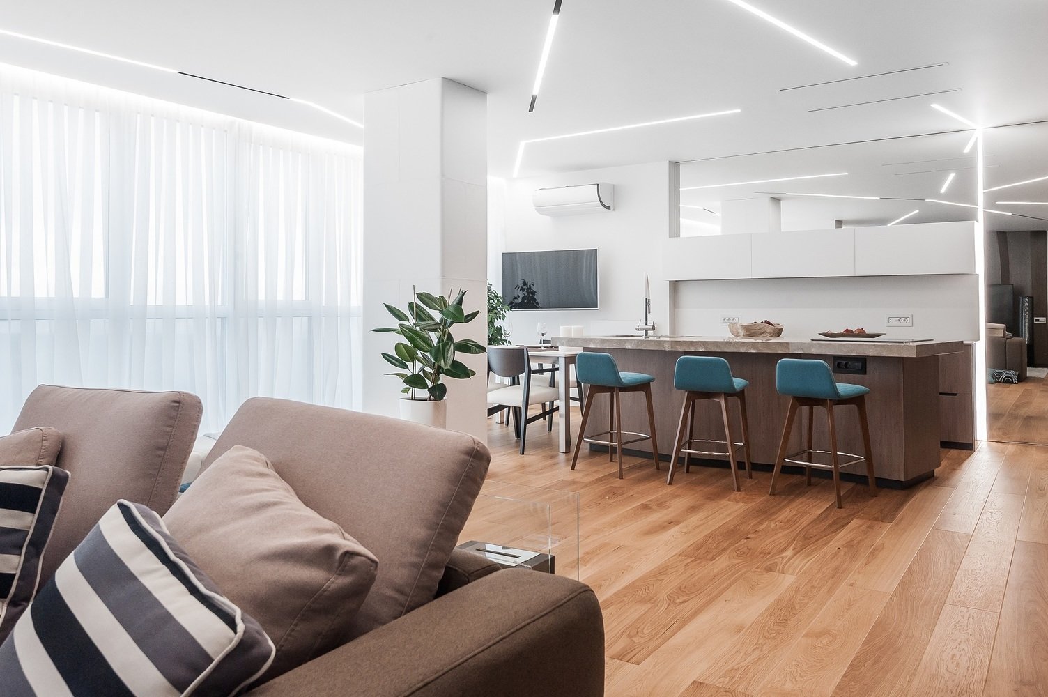 Фотография: Кухня и столовая в стиле Современный, Ванная, Гостиная, Спальня, Белый, Проект недели, Бежевый, Коричневый, Более 90 метров, ПРЕМИЯ INMYROOM – фото на INMYROOM Фотография: Кухня и столовая в стиле Современный, Ванная, Гостиная, Спальня, Белый, Проект недели, Бежевый, Коричневый, Более 90 метров, ПРЕМИЯ INMYROOM – фото на INMYROOM