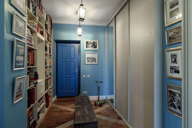 Фотография: Прихожая в стиле Скандинавский, Лофт, Эклектика, Квартира, Teak House, Белый, Проект недели, Москва, Бежевый, Синий, Голубой, Коричневый, ИКЕА, Manders, маленькая кухня, белая гостиная, порядок в детской, хранение книг в небольшой квартире, системы хранения для коридора, декор интерьера в скандинавском стиле, Анна Смирнова, Vesna-Leto – фото на INMYROOM