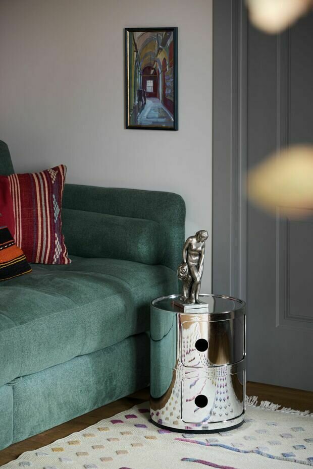 Зеленый диван поддерживает цвет стен в прихожей, а кресло в текстуре «гусиная лапка» придает многослойность интерьеру. 