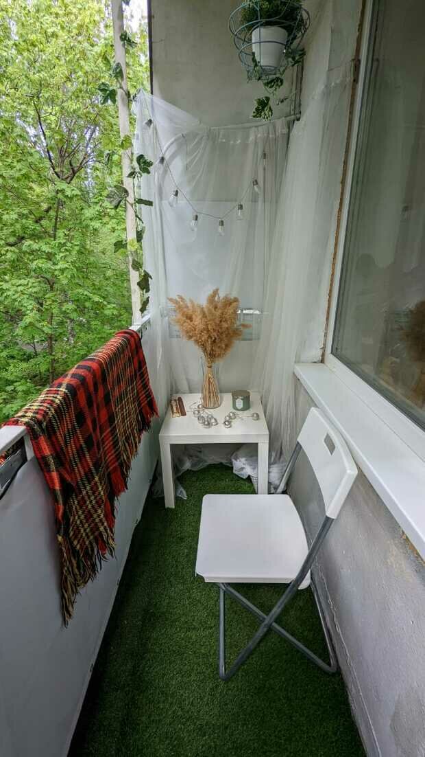 Интерьер балкона в скандинавском стиле с элементами эко