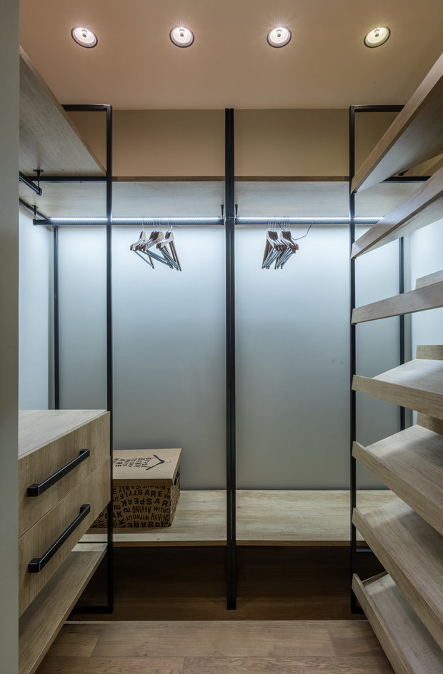 Фотография: Гардеробная в стиле Современный, Квартира, Проект недели, Москва, Монолитный дом, 2 комнаты, 60-90 метров, Анастасия Рыкова, #эксклюзивныепроекты, Анна Денисова, ЖК «Балчуг» – фото на INMYROOM