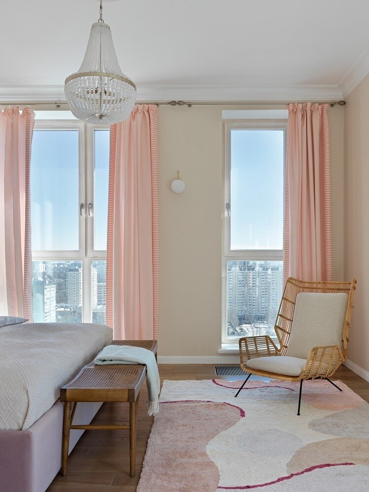 В спальне не использовали яркие акценты и сделали цветовую гамму нежной и легкой: присутствуют белый, пудровый розовый, песочный тона. В спальне не использовали яркие акценты и сделали цветовую гамму нежной и легкой: присутствуют белый, пудровый розовый, песочный тона.